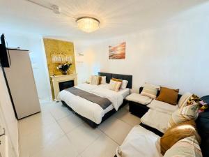 Modern House -contractors and family sleep 7 with parking