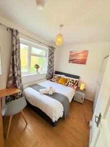 Modern House -contractors and family sleep 7 with parking