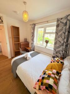 Modern House -contractors and family sleep 7 with parking