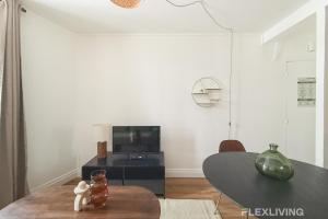 Charming 27m one-bedroom apartment in Paris 20 with shared terrace