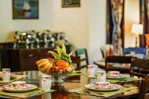 SaffronStays Awakening, Srinagar - Heritage family suite, Khattamband ceilings, lawns, Kashmiri cuisine-near Jhelum & airport