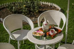 SaffronStays Awakening, Srinagar - Heritage family suite, Khattamband ceilings, lawns, Kashmiri cuisine-near Jhelum & airport