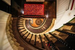 SaffronStays Awakening, Srinagar - Heritage family suite, Khattamband ceilings, lawns, Kashmiri cuisine-near Jhelum & airport