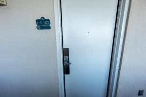 Amazing Baywatch 3BR w Pools Direct Ocean Front