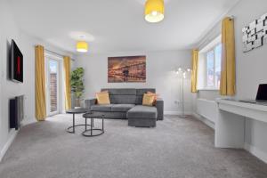 Spacious 3-Bed House with Parking and Garden