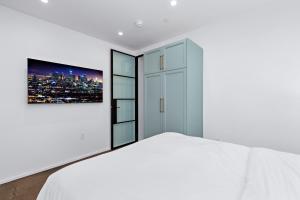 Tiffany Blue 4BR Townhouse with Free Parking and Private Rooftop