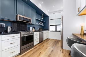 Tiffany Blue 4BR Townhouse with Free Parking and Private Rooftop