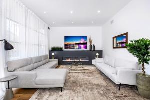 Tiffany Blue 4BR Townhouse with Free Parking and Private Rooftop