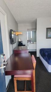 Queen Bed Hotel Room 115