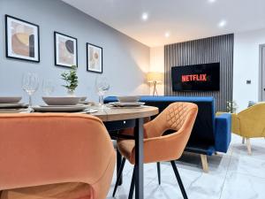 Modern 4BR, Long Stays, Garden Parking