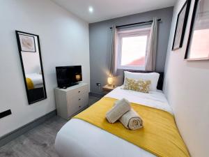 Modern 4BR, Long Stays, Garden Parking