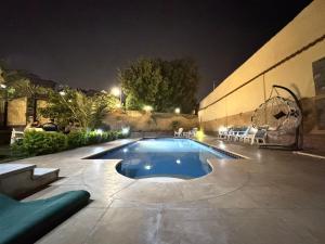 فيلا فندقيه مع حمام سباحه وحديقه 0306-888-0106