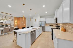 Modern 8 Bedroom House Theater Pool 17 min to Disney