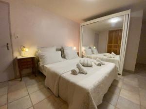 Gîte 1 à 6 personnes Rez de jardin de la villa piscine et sauna à partager Jacuzzi en option