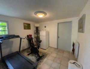 Gîte 1 à 6 personnes Rez de jardin de la villa piscine et sauna à partager Jacuzzi en option