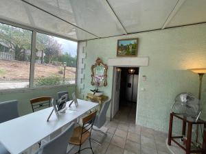 Gîte 1 à 6 personnes Rez de jardin de la villa piscine et sauna à partager Jacuzzi en option