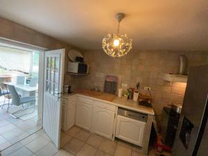 Gîte 1 à 6 personnes Rez de jardin de la villa piscine et sauna à partager Jacuzzi en option