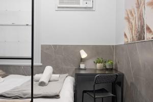 Modern Double Room with Air Conditioning - Central CBD Location near UTS USYD Darling Harbour ICC Sydney Chinatown and Highly Rated Restaurants - Shared Bathroom