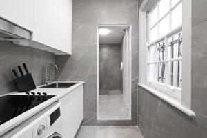 Modern Double Room with Air Conditioning - Central CBD Location near UTS USYD Darling Harbour ICC Sydney Chinatown and Highly Rated Restaurants - Shared Bathroom