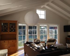 White Shell Cottage - Woodfire & Beachfront