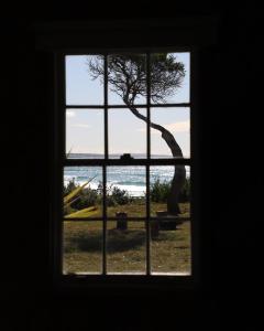 White Shell Cottage - Woodfire & Beachfront