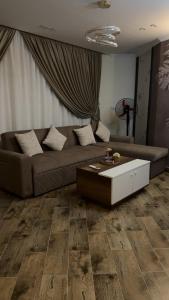 شقة بالمهندسين ديلوكس دورين أربع غرف