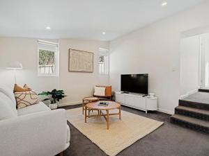 Neilsen Cottage - Serene River Views near Hobart CBD