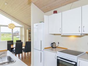 10 person holiday home in Brovst-By Traum