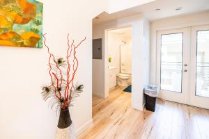 Modern 1-Bedromm Loft In Hollywood With Viwe of Hollywood Sign