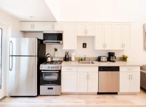 Modern 1-Bedromm Loft In Hollywood With Viwe of Hollywood Sign