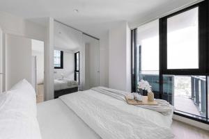 Spacious 2BR City Apt Panoramic Views & Parking