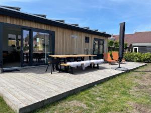 Chalet by Water in Idskenhuizen Recreation Park