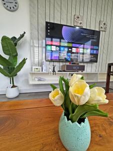 Arena Lobak Villa Retreat, Spacious Stay with Billiards, Karaoke, BBQ
