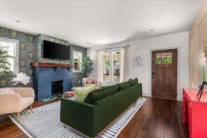 Nashville 4 Bedroom House with Hot Tub and Backyard Close to Downtown