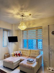 Chic Unit with Balcony - Free wifi & netflix across Naia Terminal 3 Airport