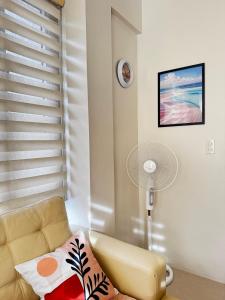 Chic Unit with Balcony - Free wifi & netflix across Naia Terminal 3 Airport