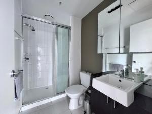 Melbourne CBD Central large 3BR2BTH with Gym Pool Heater