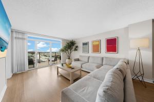 Breezy & Beautiful - 3BR Marina del Rey Getaway