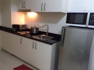 1 BR Makati JAZZ Condo WIFI Netflix Pool Balcony