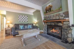 Moonlight Memories Jacuzzi, Theatre, Dogs Okay!