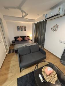 Vibrant Vision Near Airport with Coffee Maker & Wifi