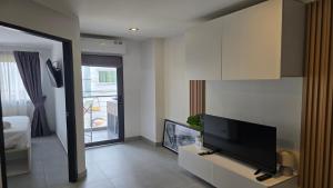 Bright & Breezy -1BR T1-211