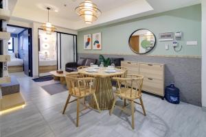 2BR Collins 1643 Pool & Free Parking