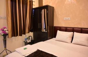 HOTEL SHRI RAGHAV JI INN guest House Near Ram Mandir Beniganj Road Ayodhya Dham