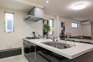 Conveniently located 10 min walk from Shin-Okubo Station and 7 min walk from Higashi-Shinjuku Station -Okubo hosuse-