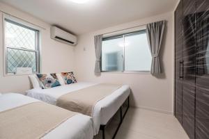 Conveniently located 10 min walk from Shin-Okubo Station and 7 min walk from Higashi-Shinjuku Station -Okubo hosuse-