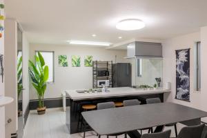 Conveniently located 10 min walk from Shin-Okubo Station and 7 min walk from Higashi-Shinjuku Station -Okubo hosuse-