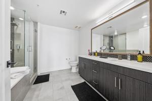 Sea Breeze Escape 3BR Coastal Gem with 2 Balconies