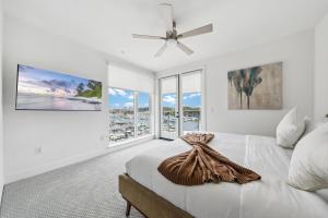 Sea Breeze Escape 3BR Coastal Gem with 2 Balconies