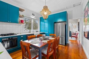 Bright 3 Bed House with Garden BBQ & Fireplace